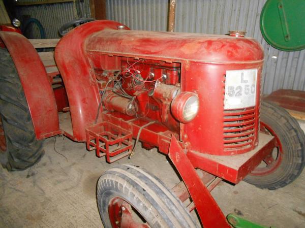 Veterantraktor - David Brown - Cropmaster, 1950, 4 cyl. fotogen, 25 hk, orenoverad men startbar. Til...